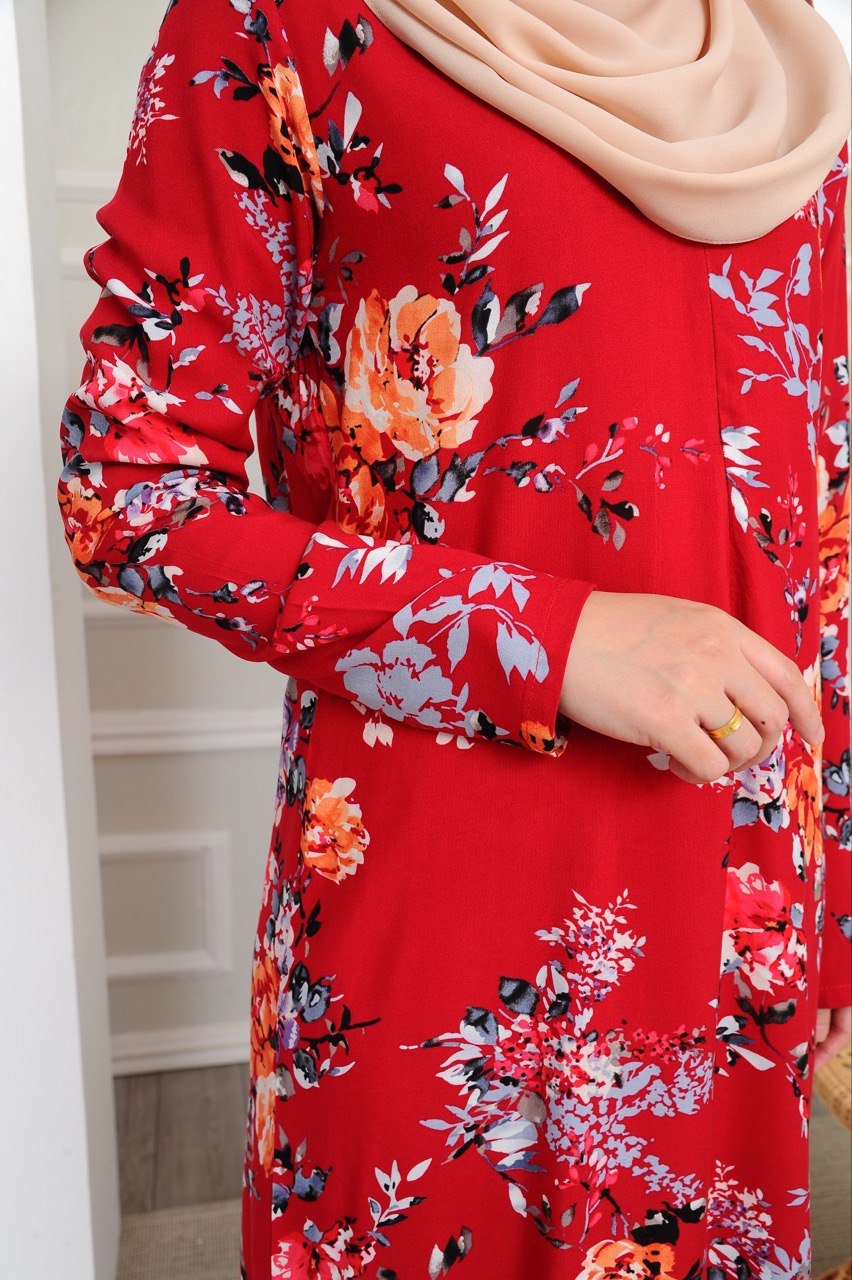 Red closeup (ADULT) NELISSA KURUNG -CRIMSON RED - Image 4