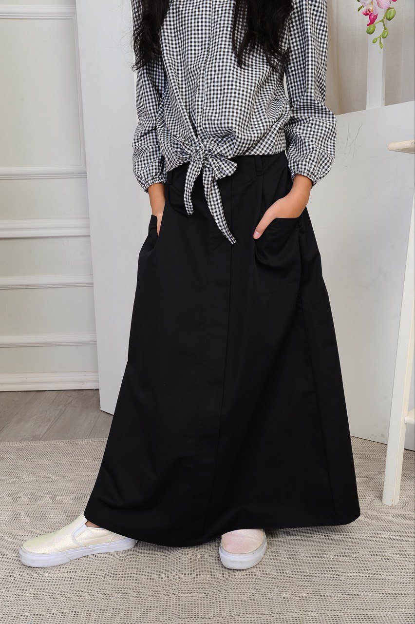 black kids closeup (KIDS) JANE TOP & SKIRT -BLACK - Image 4