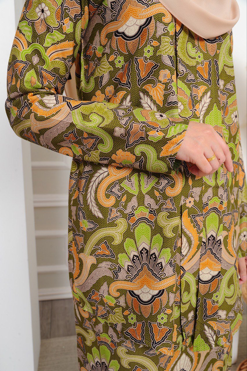 green closeup (ADULT) SEROJA KEBAYA -GREEN - Image 3