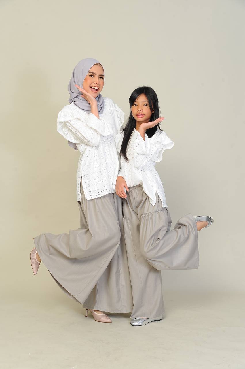 Grey pair 2 (ADULT) EMILY TOP & PANTS -WHITE/GREY - Image 5