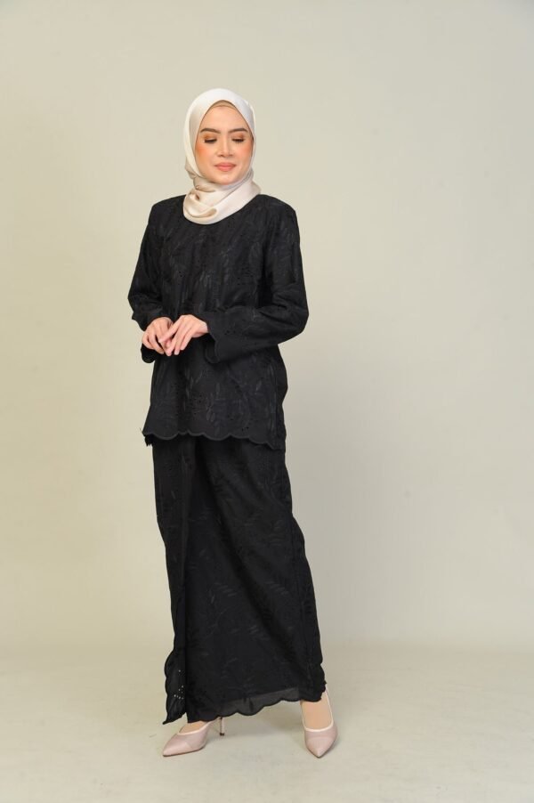 (ADULT) ANGGUN EMBROIDERED KURUNG -BLACK