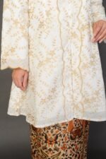 (KIDS) SURI EMBROIDERED KEBARUNG -OFF WHITE