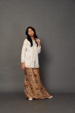 (KIDS) SURI EMBROIDERED KEBARUNG -OFF WHITE