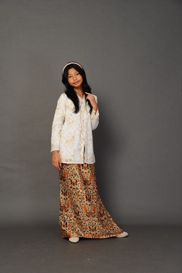(KIDS) SURI EMBROIDERED KEBARUNG -OFF WHITE