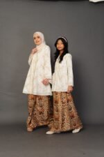 (KIDS) SURI EMBROIDERED KEBARUNG -OFF WHITE