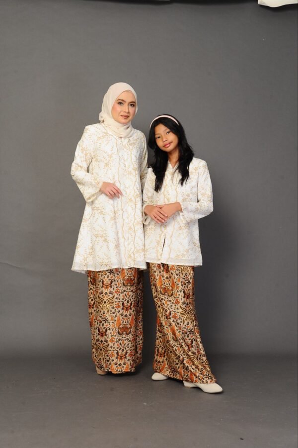 (KIDS) SURI EMBROIDERED KEBARUNG -OFF WHITE