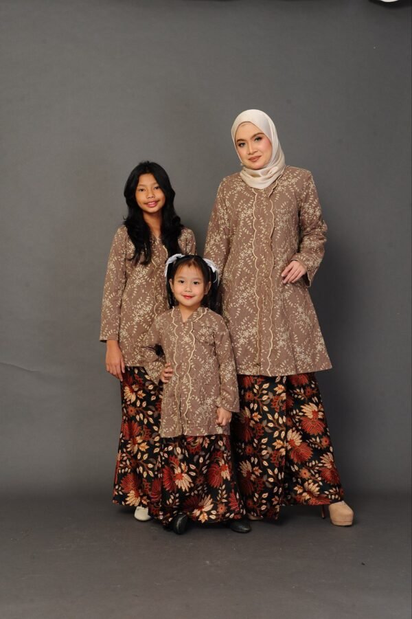 (KIDS) SURI EMBROIDERED KEBARUNG -TAUPE BROWN
