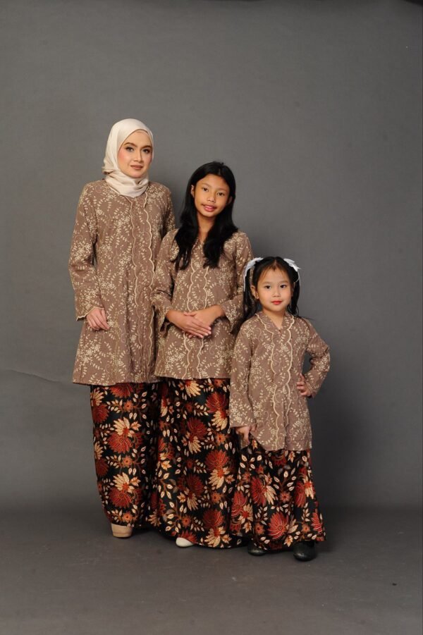 (KIDS) SURI EMBROIDERED KEBARUNG -TAUPE BROWN