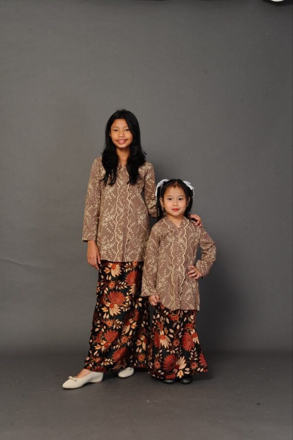 (KIDS) SURI EMBROIDERED KEBARUNG -TAUPE BROWN